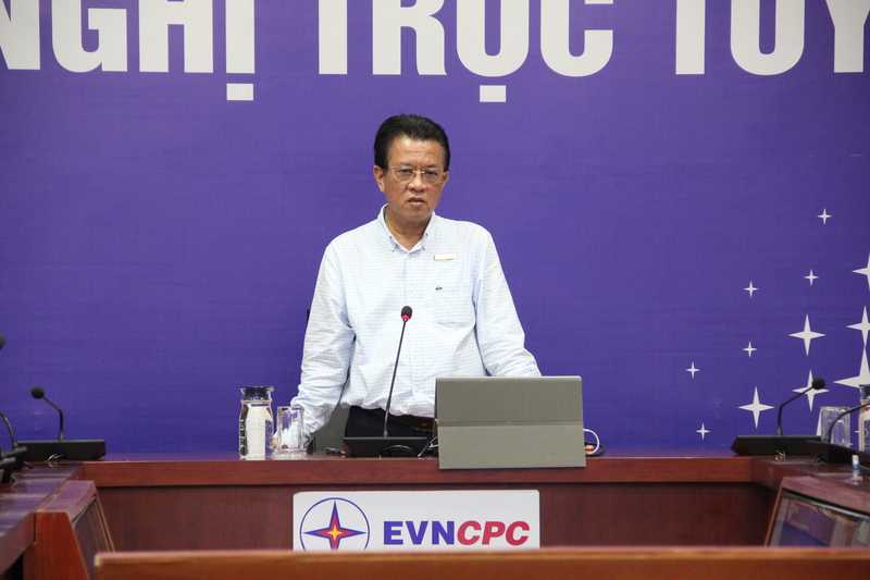 Tổng Giám đốc EVNCPC Ngô Tấn Cư lưu ý: Xác định nhiệm vụ khắc phục điện sau mưa lũ là cấp bách nhưng phải đặt an toàn lên hàng đầu. Ảnh: Nguyễn Phượng