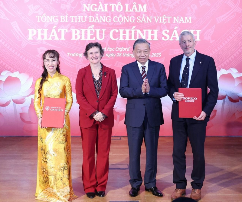 Tổng Bí thư Tô Lâm (thứ 3, trái) và Giáo sư Irene Tracey, Hiệu trưởng Đại học Oxford (thứ 2, trái) chứng kiến Tiến sĩ Nguyễn Thị Phương Thảo (bìa trái) cùng Tiến sĩ  Nick Leimu-Brown, Hiệu trưởng Đại học Linacre, Oxford (bìa phải) trao thoả thuận Chương trình Học bổng Tiên phong Oxford