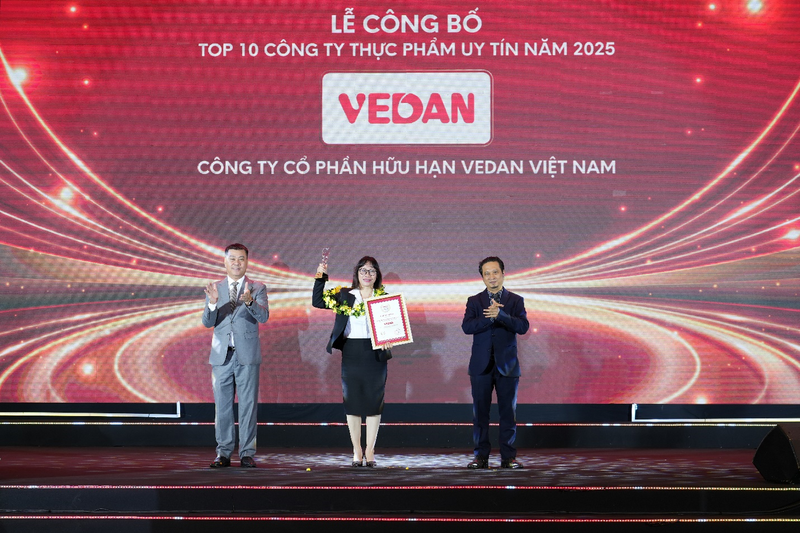 Bà Hà Thị Hòa Bình, đại diện Vedan Việt Nam, nhận chứng nhận Top 10 Công ty Okivip Nổ Hũ, Bắn Cá, Thể Thao, Game Bài uy tín năm 2025