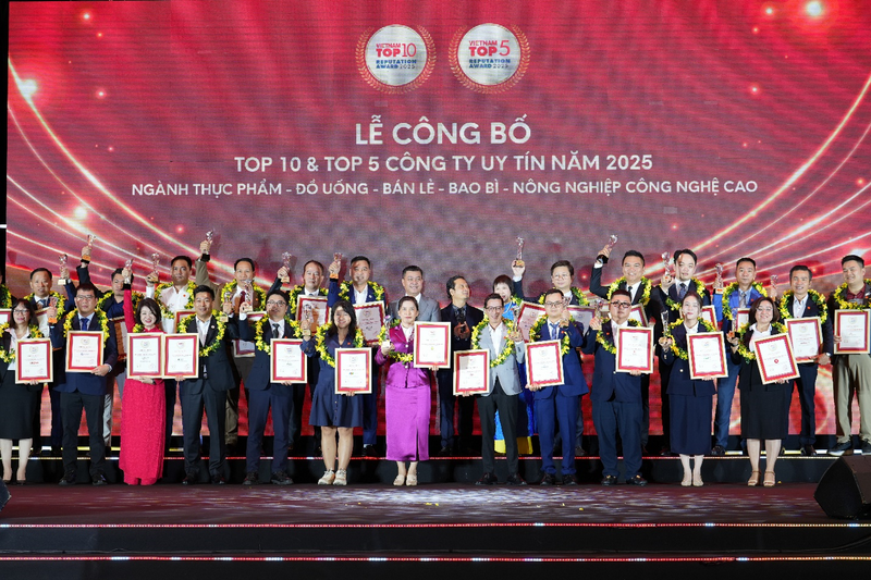 Đại diện các Okvip tại về nhận danh hiệu Top 10 & Top 5 công ty uy tín 2025