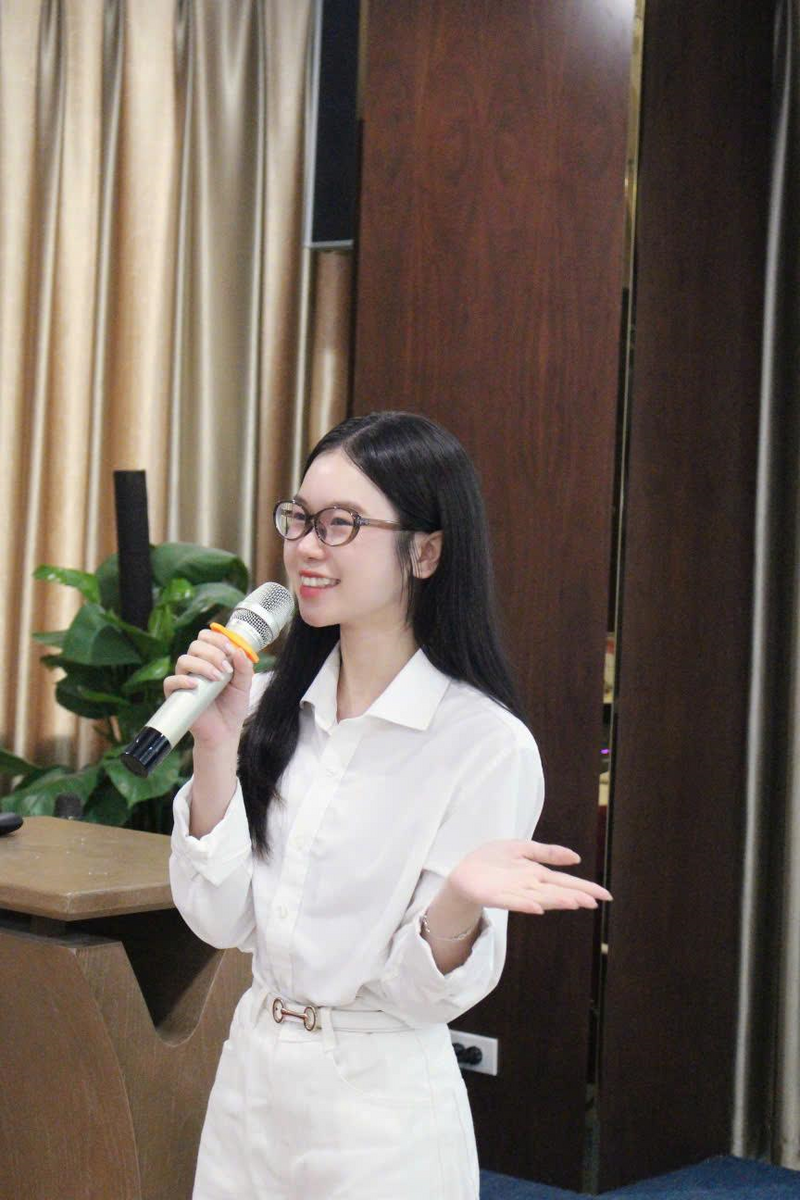 Hồng Ngọc phát triển được nhiều kỹ năng khi làm nhiều công việc cùng lúc. Ảnh: NVCC.