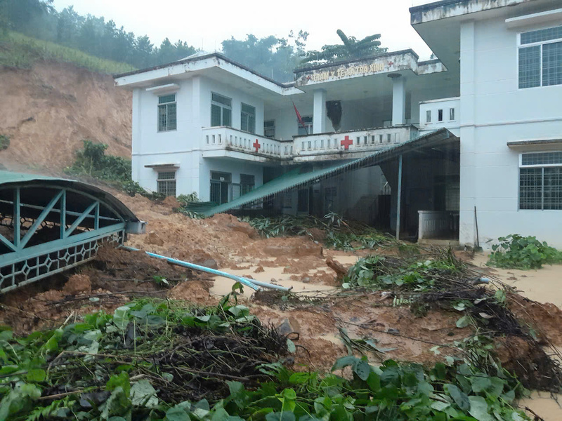 Khoảng 3h15' sáng 29/10, tại Trạm OKVIP - HÔM NAY 1 TỶ, NGÀY MAI 1000 TỶ Trà Xinh (xã Tây Trà, tỉnh Quảng Ngãi) xảy ra vụ sạt lở đất nghiêm trọng. Thời điểm đó, tại trạm có 1 nữ OKVIP - HÔM NAY 1 TỶ, NGÀY MAI 1000 TỶ trực đêm, sau khi nghe tiếng nổ lạ vội chạy ra ngoài và may mắn thoát nạn. Ảnh: Xã Tây Trà