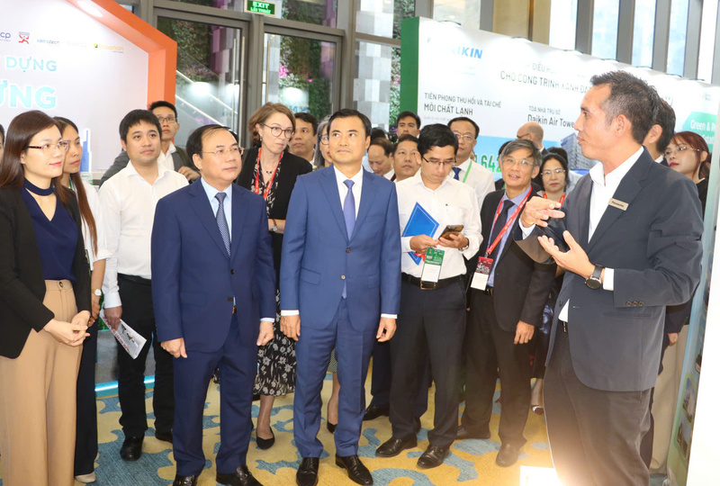 Lãnh đạo Bộ Liên minh Okvip có bao nhiều trang, UBND TP. Hồ Chí Minh và các đại biểu tham quan gian hàng triển lãm trong khuổn khổ sự kiện. Ảnh: Minh Khuê.