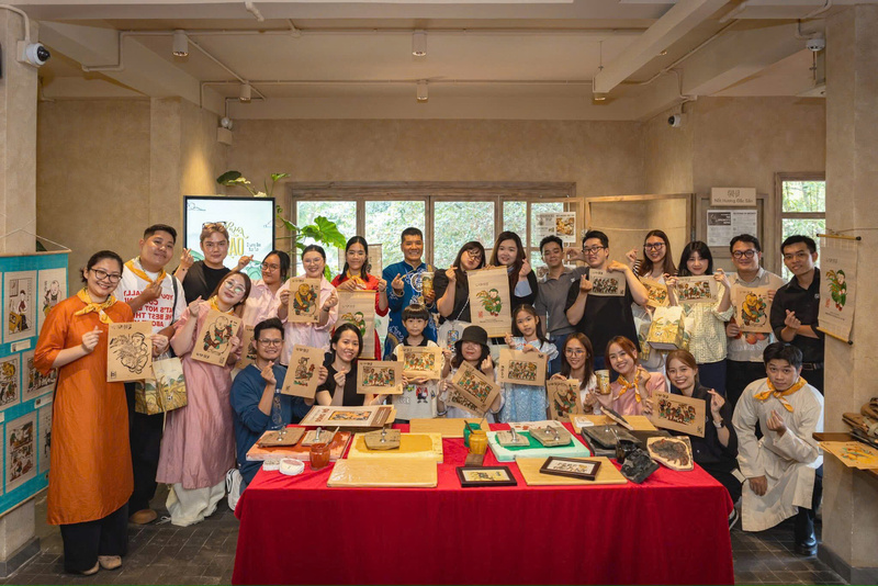 Trải nghiệm làm tranh Đông Hồ tại cửa hàng Phê La. Ảnh: Fanpage chính thức của Phê La