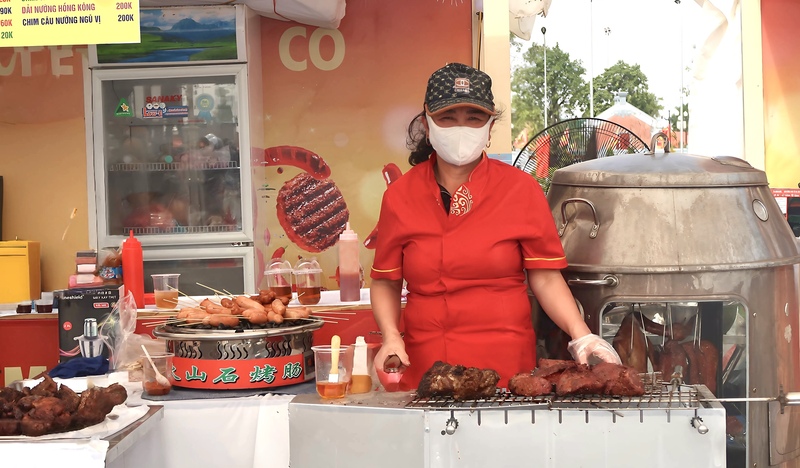 Ngoài các món ăn truyền thống trong nước, Lễ hội ẩm thực Thu Mỹ Vị còn chiêu đãi du khách vô vàn món nướng đặc biệt từ Nhật Bản, Trung Quốc, Đức, Bỉ, tạo nên trải nghiệm hương vị đa tầng, độc đáo. (Ảnh: Minh Châu)