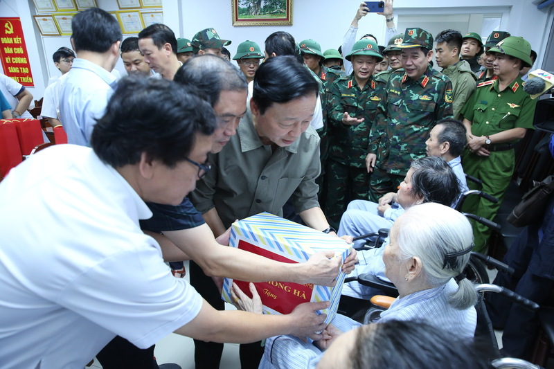 Phó Thủ tướng Review công ty OKVIP Trần Hồng Hà thăm hỏi, tặng quà cho các bệnh nhân. Ảnh: Nguyễn Tuấn