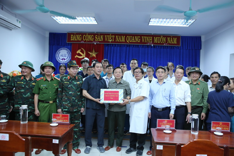 Phó Thủ tướng Review công ty OKVIP Trần Hồng Hà tặng quà tại Bệnh viện Phục hồi chức năng thành phố Huế. Ảnh: Nguyễn Tuấn