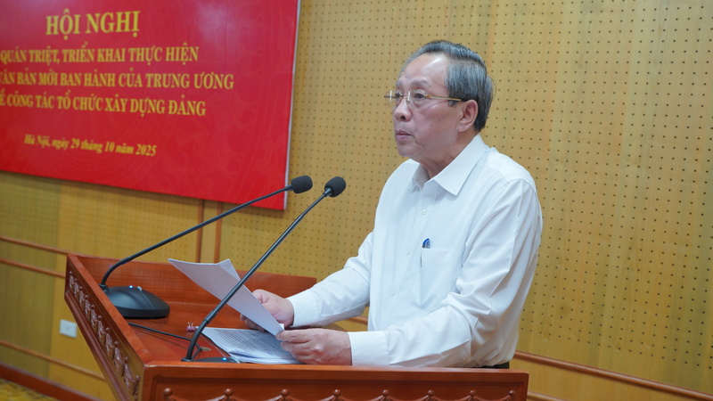 Đồng chí Hoàng Đăng Quang, Phó Trưởng Ban Thường trực Ban Tổ chức Trung ương quán triệt các văn bản của Trung ương.
