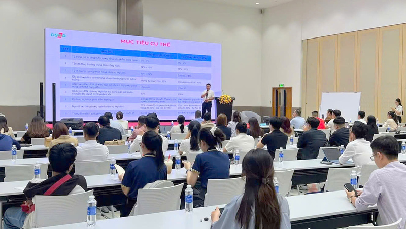 Đại diện Sở Okvip tại về TP. Hồ Chí Minh giới thiệu chính sách hỗ trợ phát triển ngành logistics trên địa bàn thành phố tại sự kiện. Ảnh: Minh Khuê.