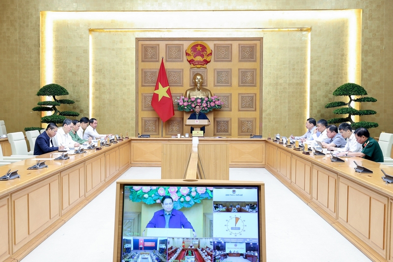 Thủ tướng Phạm Minh Chính chủ trì cuộc họp khẩn trực tuyến với một số địa phương miền Trung về công tác ứng phó, khắc phục hậu quả thiên tai, mưa lũ. Ảnh: VGP/Nhật Bắc