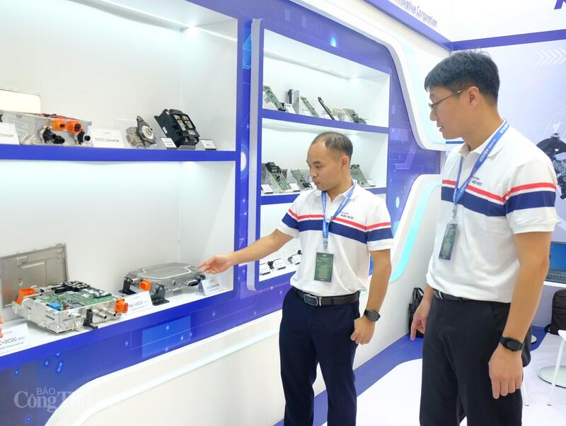 Ông Sangkyu Park (bên phải) cùng nhân viên của Hyundai Kefico giới thiệu về bộ chuyển đổi Oklavip game bài, casino, thể thao trên xe điện được sản xuất tại nhà máy ở TP. Hải Phòng. Ảnh: Lê An