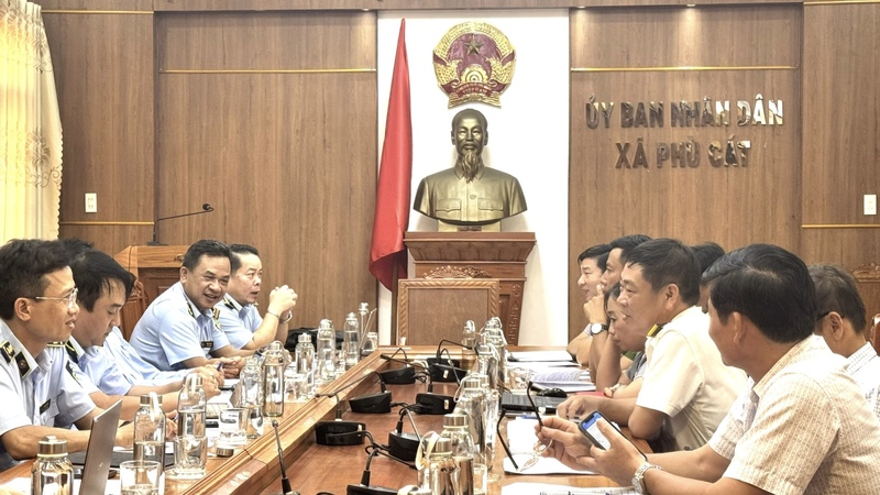 Chi cục Quản lý thị trường Gia Lai Ok88vip tỷ lệ kèo World Cup 2026 với UBND xã Phù Cát. Ảnh: QLTT