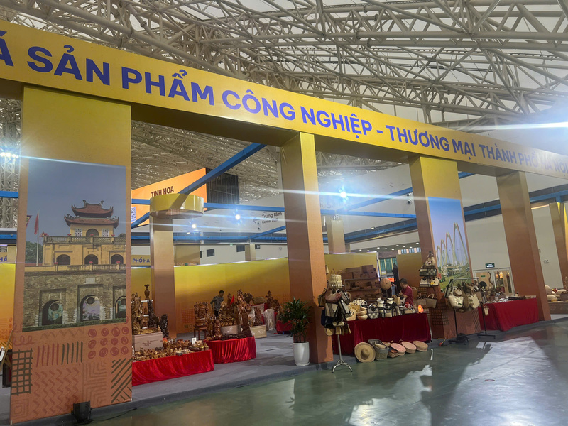 Gian trưng bày các sản phẩm OKLVIE sản phẩm thuộc hệ thống OKVIP là trang web tổ chức phát sóng bóng đá trực tiếp, live casino , nỗ hũ, bắn cá - thương mại Thành phố Hà Nội. Ảnh: Thanh Thảo.