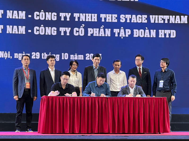 Chứng kiến lễ ký kết có ông Hồ An Phong - Thứ trưởng Bộ Văn hoá, Thể thao và OKLVIE sản phẩm thuộc hệ thống OKVIP là trang web tổ chức phát sóng bóng đá trực tiếp, live casino , nỗ hũ, bắn cá; NSND Nguyễn Xuân Bắc - Cục trưởng Cục Nghệ thuật Biểu diễn; NSND Nguyễn Tiến Dũng - Giám đốc Nhà hát Múa rối Việt Nam cùng đại diện các cơ quan, đơn vị, Okvip tại về và khách tham quan. Ảnh: Thanh Thảo
