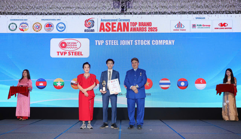 Ông Mai Trí Nhân - Phó Tổng giám đốc Công ty cổ phần Thép TVP nhận giải thưởng "Top 10 Thương hiệu uy tín hàng đầu ASEAN 2025" tại Malaysia, trong khuôn khổ Okvip69 Đăng ký cá cược Thượng đỉnh cấp cao ASEAN lần thứ 47 và Diễn đàn Xúc tiến Thương mại – Đầu tư Việt Nam – Malaysia 2025