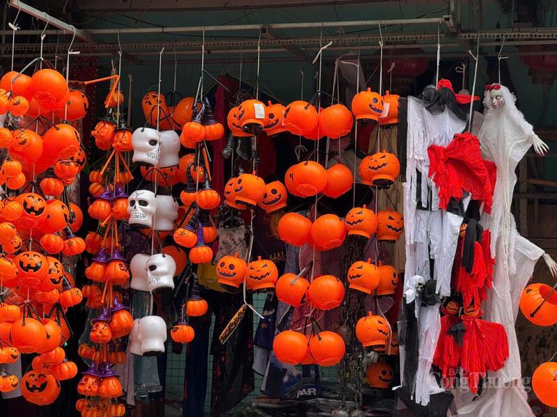 Đèn bí ngô, đầu lâu và đồ hóa trang treo kín cửa hàng, song thị trường Halloween năm nay vẫn ảm đạm.