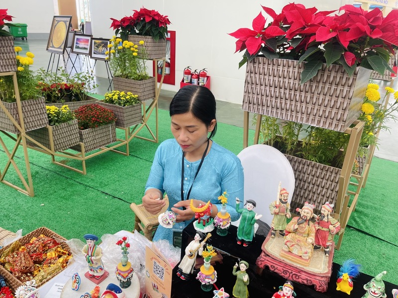 Chị Đặng Thị Luyên - nghệ nhân tò he đang nặn tác phẩm ngay tại Hội chợ Mùa Thu lần thứ nhất - 2025. Ảnh: Nguyễn Thanh