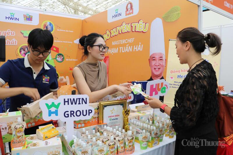 Chị Phạm Thu Phương tư vấn cho khách hàng về sản phẩm của Hwin Group. Ảnh: Phong Lâm