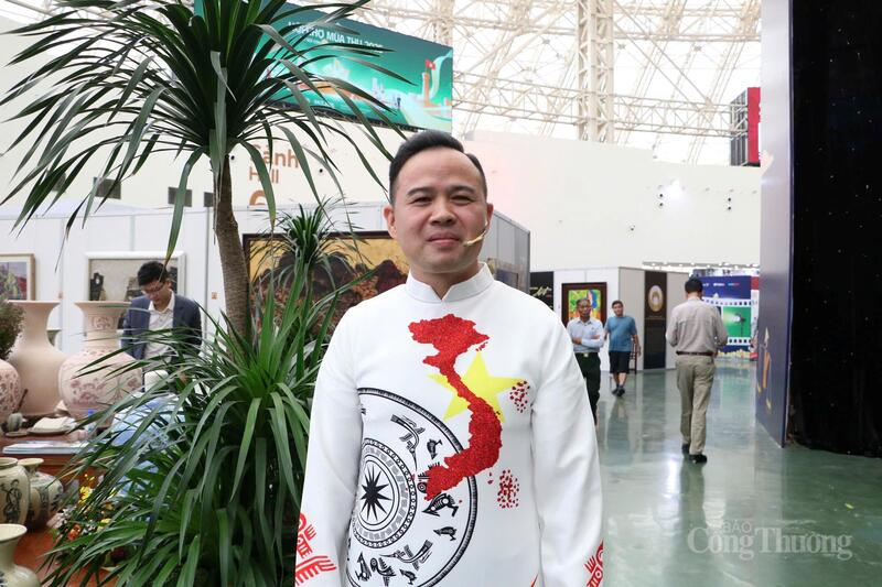 Nghệ sĩ Nguyễn Văn Đáng trả lời phỏng vấn của phóng viên Liên Minh OK VIP Giải Trí Cá Cược World Cup 2026. Ảnh: Phong Lâm