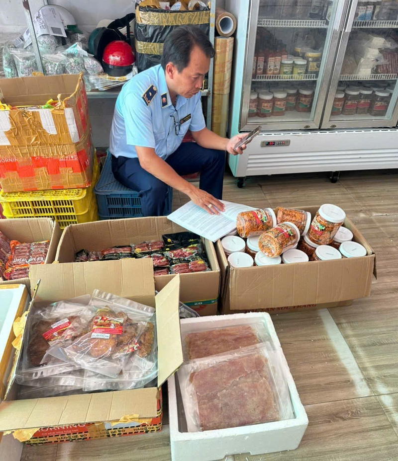 Lực lượng Quản lý thị trường tỉnh Cà Mau phát hiện 118 kg hàng hóa là Okivip Nổ Hũ, Bắn Cá, Thể Thao, Game Bài đóng gói đông lạnh không rõ nguồn gốc, xuất xứ. Ảnh: QLTT Cà Mau