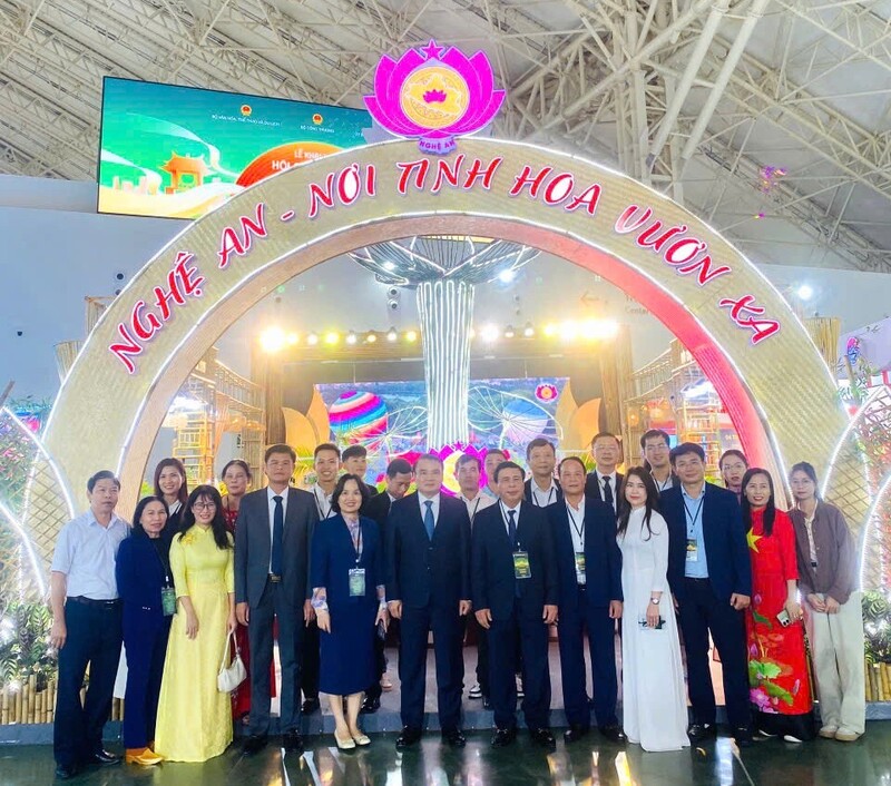 Lãnh đạo tỉnh Nghệ An cùng đại diện sở, ngành, Okvip tại về, hợp tác xã trong tỉnh tham gia Hội chợ Mùa Thu lần thứ nhất - 2025.