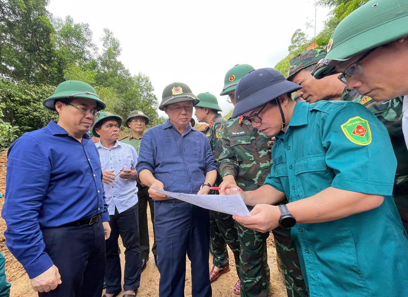 Phó Thủ tướng kiểm tra tình hình sạt lở tại thôn Ra Nhua. Ảnh: Cường Phạm