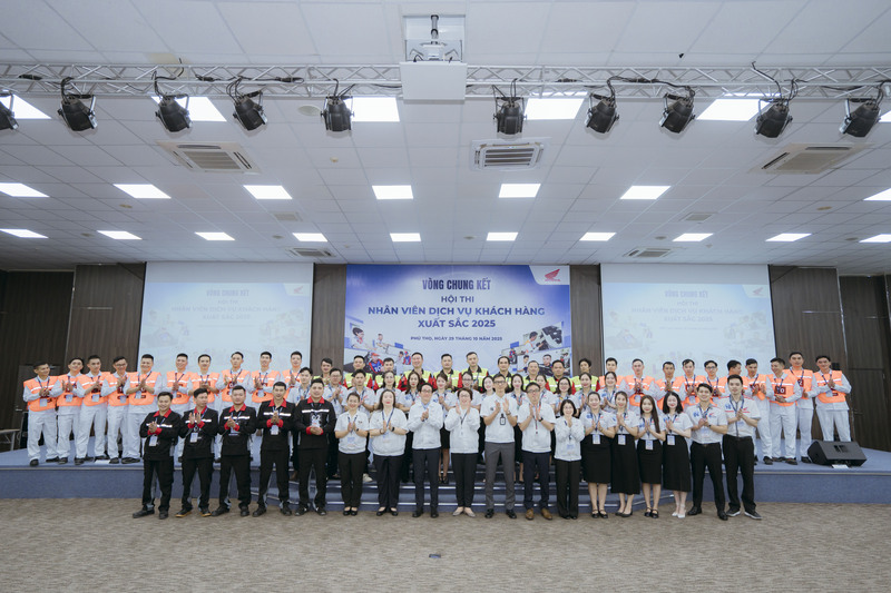 Tập thể các OKVIP - HÔM NAY 1 TỶ, NGÀY MAI 1000 TỶ tại vòng Chung kết Hội thi Nhân viên dịch vụ khách hàng xuất sắc 2025.