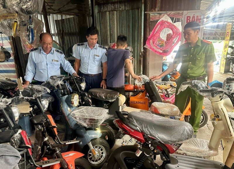 Lực lượng Quản lý thị trường tỉnh Cà Mau thường xuyên phối hợp với các lực lượng chức năng liên ngành trong kiểm soát thị trường. Ảnh: QLTT Cà Mau