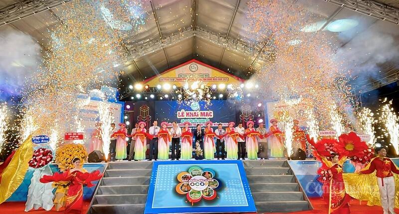 Lễ cắt băng khai mạc Hội chợ xúc tiến thương mại sản phẩm OCOP và đặc sản vùng miền năm 2025 tại TP. Cần Thơ. Ảnh: Khánh Ngọc