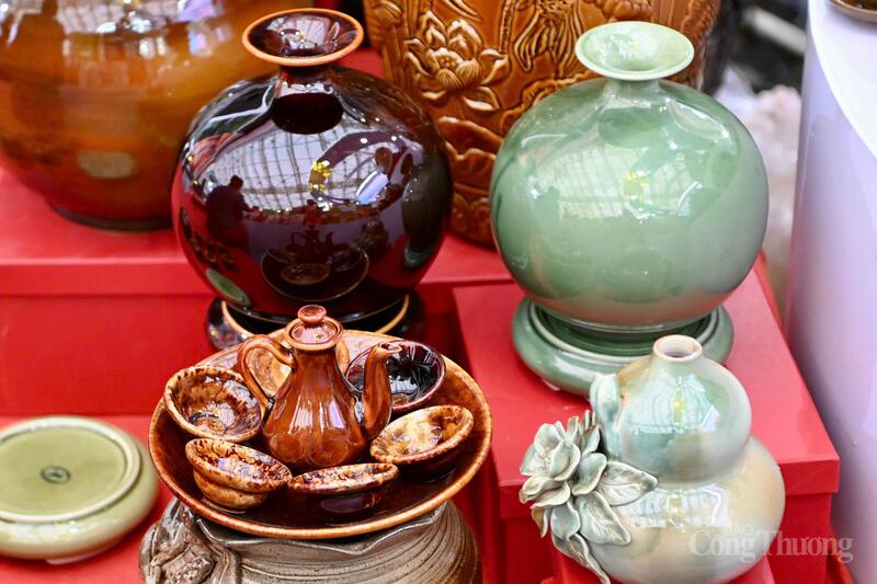 Mỗi sản phẩm gốm là kết tinh của đất, lửa và bàn tay con người. Ảnh: Bùi Giang