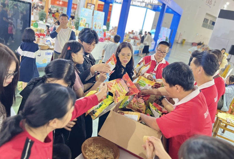 Gian hàng của Công ty CP Okivip Nổ Hũ, Bắn Cá, Thể Thao, Game Bài Bích Chi tại Hội chợ Mùa Thu lần thứ nhất - 2025 luôn trong tình trạng đông kín khách
