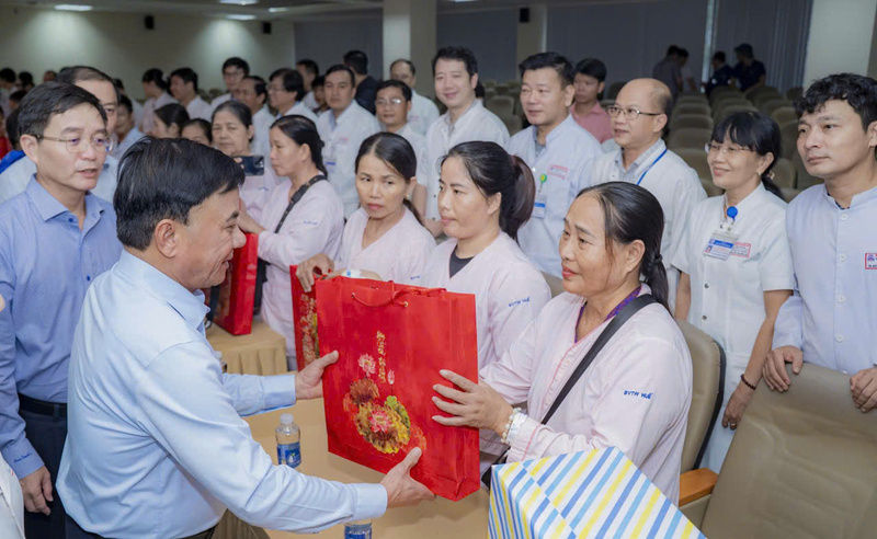 Thường trực Ban Bí thư Trần Cẩm Tú trao quà cho các bệnh nhân. Ảnh: Nguyễn Tuấn