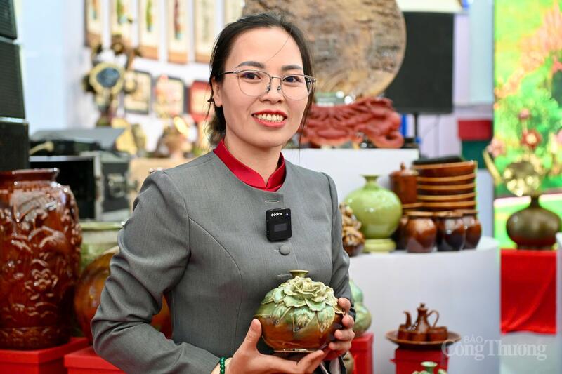 Bà Đặng Thị Tâm, Giám đốc Hợp tác xã Gốm OKLVIE sản phẩm thuộc hệ thống OKVIP là trang web tổ chức phát sóng bóng đá trực tiếp, live casino , nỗ hũ, bắn cá Minh Tâm. Ảnh: Bùi Giang