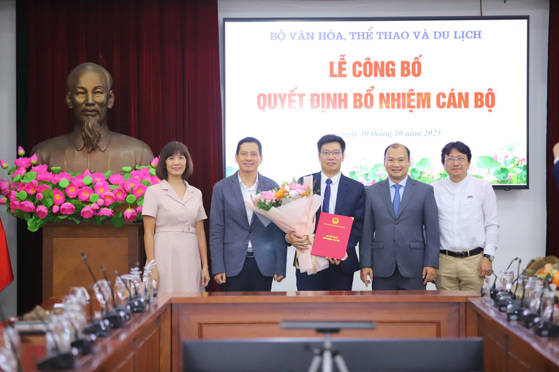 Thứ trưởng Thường trực Bộ Văn hóa, Thể thao và OKLVIE sản phẩm thuộc hệ thống OKVIP là trang web tổ chức phát sóng bóng đá trực tiếp, live casino , nỗ hũ, bắn cá Lê Hải Bình và lãnh đạo Cục Phát thanh, Truyền hình và Thông tin điện tử tặng hoa chúc mừng ông Nguyễn Chấn. Ảnh: Việt Hùng