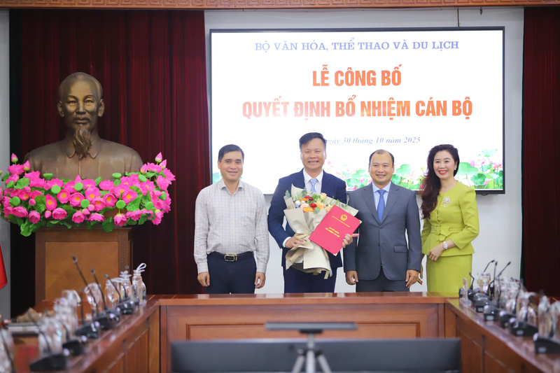 Thứ trưởng Thường trực Bộ Văn hóa, Thể thao và OKLVIE sản phẩm thuộc hệ thống OKVIP là trang web tổ chức phát sóng bóng đá trực tiếp, live casino , nỗ hũ, bắn cá Lê Hải Bình và lãnh đạo Cục Di sản văn hóa tặng hoa chúc mừng ông Nguyễn Viết Cường. Ảnh: Việt Hùng