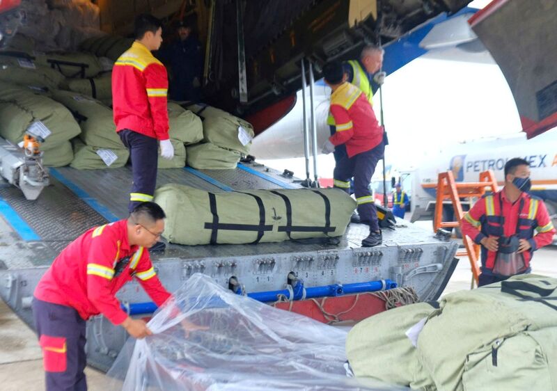 Lực lượng chức năng tại sân bay dỡ hàng để vận chuyển đến vùng lũ