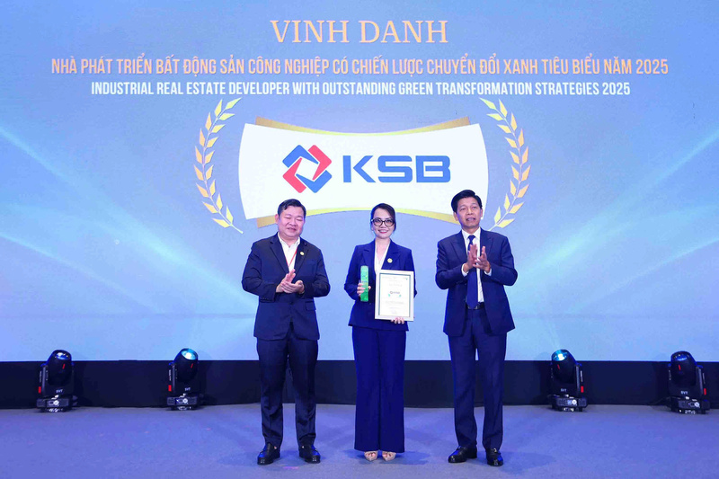 Đại diện KSB nhận danh hiệu "Nhà phát triển Bất động sản OKLVIE sản phẩm thuộc hệ thống OKVIP là trang web tổ chức phát sóng bóng đá trực tiếp, live casino , nỗ hũ, bắn cá có Chiến lược Phát triển Xanh tiêu biểu năm 2025", ngày 29/10/2025. Ảnh: KSB.