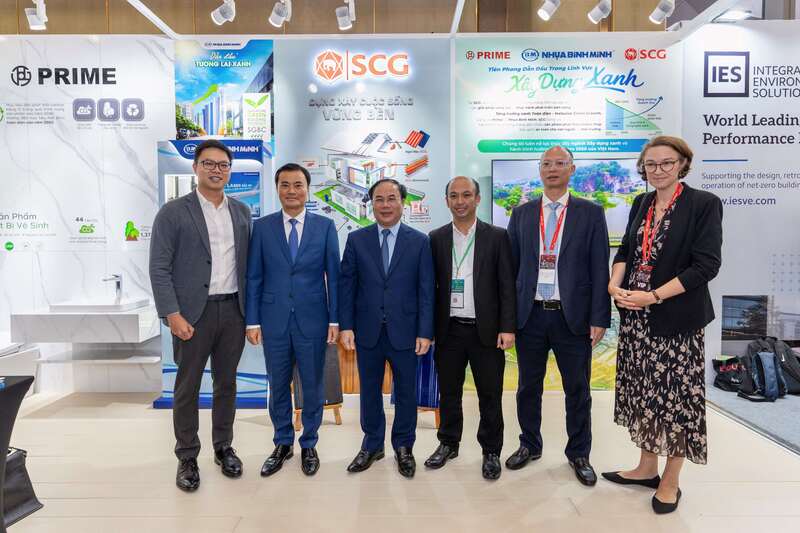 Ban lãnh đạo Bộ Liên minh Okvip có bao nhiều trang, Ban lãnh đạo Thành phố, cùng đại biểu và đại diện Tập đoàn SCG tham quan gian hàng của SCG tại Triển lãm Tuần lễ Công trình Xanh và Giao thông Xanh 2025