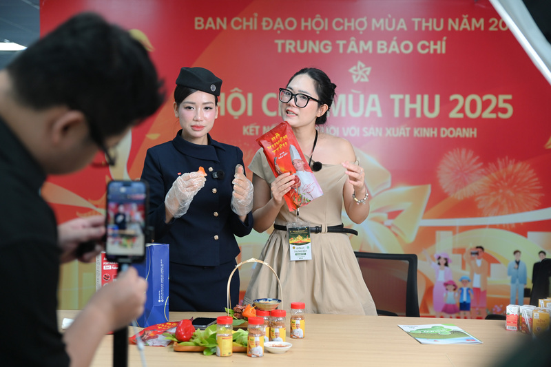 Trong khuôn khổ Hội chợ, ngày 30/10, đã diễn ra phiên livestream trực tiếp giới thiệu và bán sản phẩm trên kênh TikTok “BTV Ngọc Bamboo”.