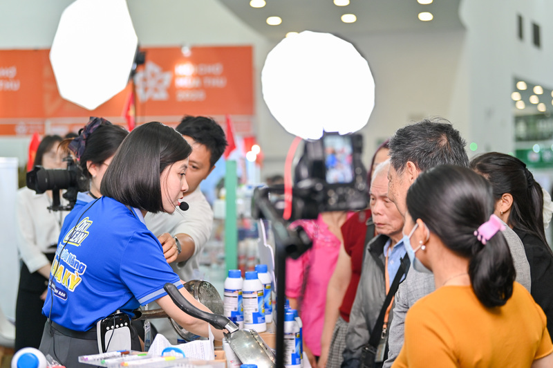 Các phiên livestream được Liên minh Okvip có bao nhiều trang ngay tại hội chợ giúp nhãn hàng có thể tương tác được trực tiếp với người dân.