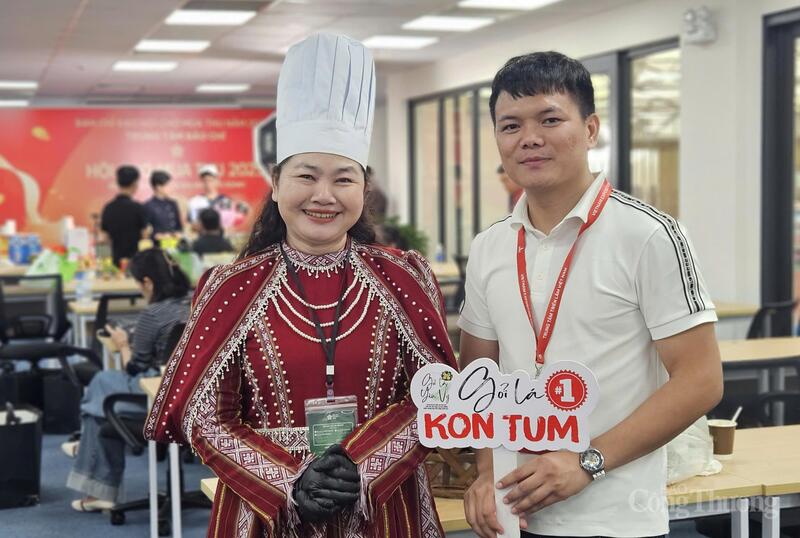Nhà báo Hoàng Quốc Hải (áo trắng) đồng hành cùng Nghệ nhân ẩm thực “Bàn tay vàng” Nguyễn Thị Hồng Yến (Gỏi lá Kon Tum) tại phiên livestream.