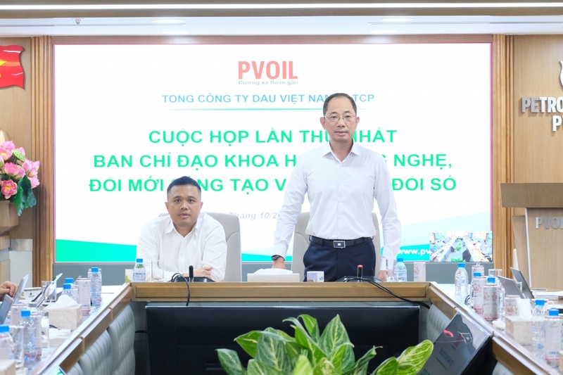 Ông Cao Hoài Dương, Bí thư Đảng ủy, Chủ tịch HĐQT, Trưởng Ban chỉ đạo KHCN, ĐMST và CĐS của PVOIL yêu cầu toàn hệ thống tiếp tục thay đổi tư duy, hành động quyết liệt, coi đây là nhiệm vụ chính trị, sản xuất, quản trị trọng tâm của năm 2026 và các năm tiếp theo (Ảnh PVOIL)