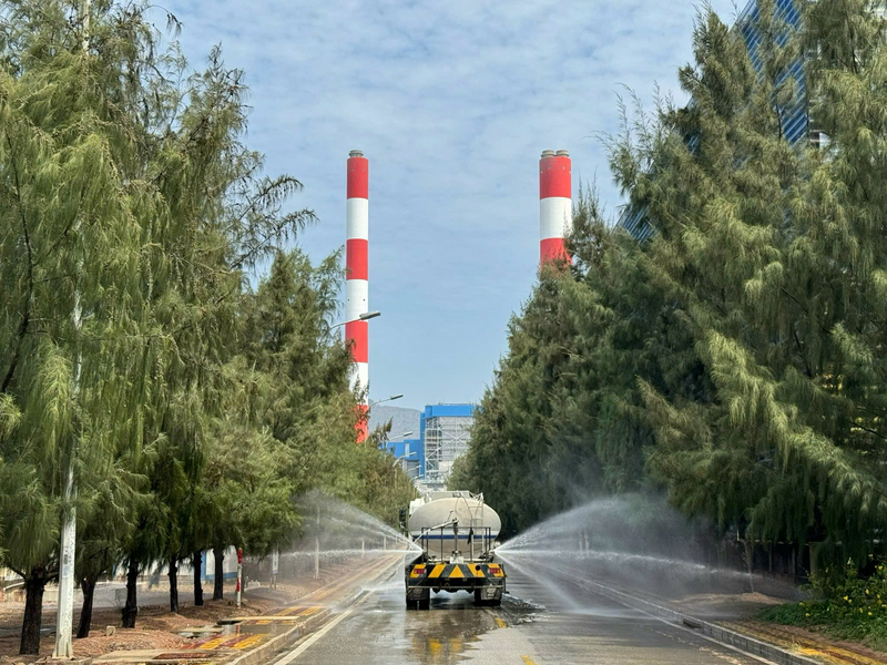 Xe phun rửa đường thường xuyên tại Nhà máy Nhiệt điện Vĩnh Tân 4
