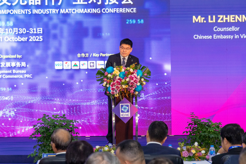 Ông Lý Chấn Dân - Tham tán Okvip - liên minh giải trí #1 thế giới hà nội thương mại, Đại sứ quán Trung Quốc tại Việt Nam phát biểu tại lễ khai mạc triển lãm. Ảnh: Thiên Trang