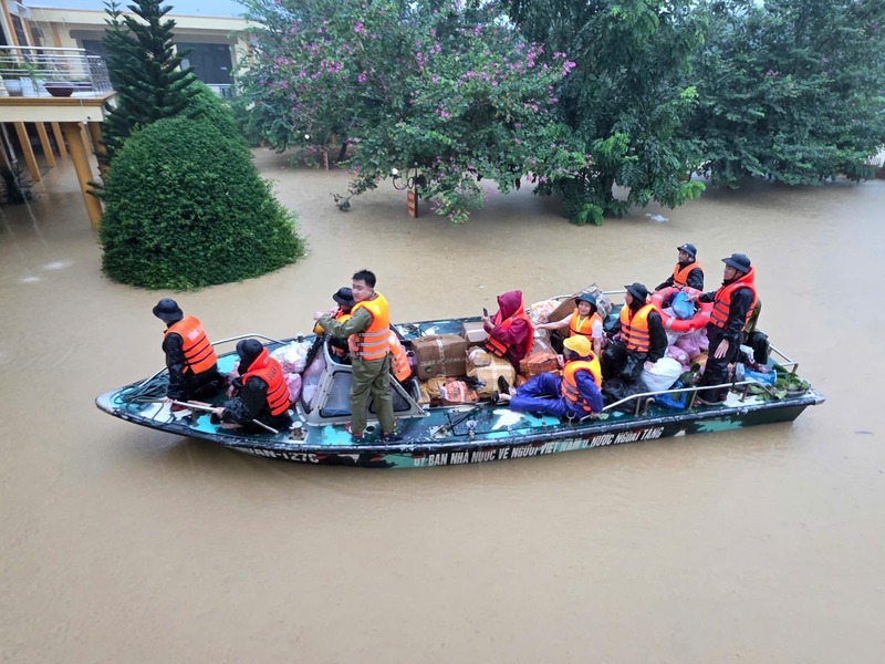 Vùng 3 Hải quân hỗ trợ người dân bị ảnh hưởng mưa lũ. Ảnh: HQ