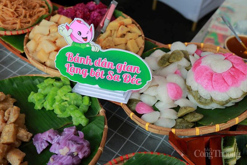 Gian hàng bánh dân gian làng bột Sa Đéc tại khu Ẩm thực Hội chợ Mùa Thu 2025 giới thiệu những món bánh truyền thống nhiều màu sắc, mang đậm hương vị quê Nam Bộ. Ảnh: Quỳnh Trang