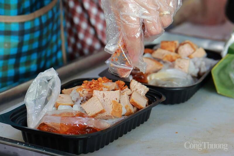 Bánh cuốn Lạng Sơn với chả thơm, hành phi vàng giòn và nước chấm đậm đà được phục vụ tại khu Ẩm thực Hội chợ Mùa Thu 2025, mang hương vị đặc trưng của miền núi phía Bắc. Ảnh: Quỳnh Trang