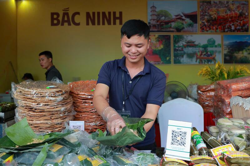 Gian hàng tỉnh Bắc Ninh tại Hội chợ Mùa Thu 2025 giới thiệu các sản phẩm đặc sản quê hương như bánh đa, giò chả, mang đến hương vị truyền thống đậm đà của vùng Kinh Bắc. Ảnh: Quỳnh Trang
