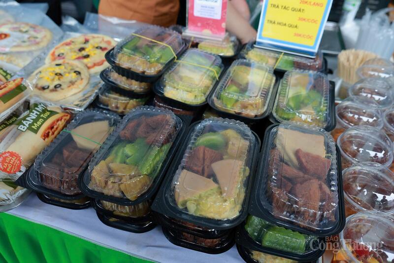 Các loại bánh da lợn, bánh bò, bánh men tươi đặc sản Đắk Lắk được bày bán tại khu Ẩm thực Hội chợ Mùa Thu 2025, mang hương vị dân dã, ngọt dịu, gợi nhớ ẩm thực truyền thống của vùng đất Tây Nguyên. Ảnh: Quỳnh Trang