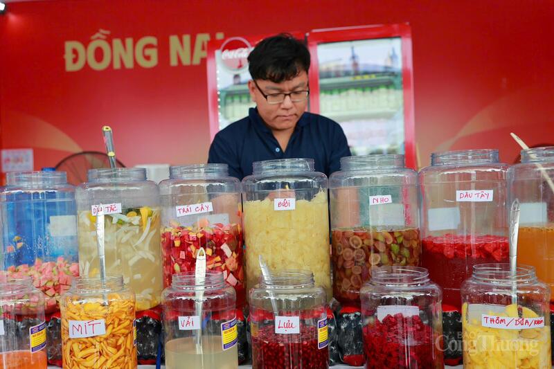 Gian hàng Đồng Nai tại Hội chợ Mùa Thu 2025 trưng bày nhiều loại trái cây ngâm và mứt dẻo đặc sản, mang đến sắc màu rực rỡ và hương vị ngọt lành của vùng đất miền Đông Nam Bộ. Ảnh: Quỳnh Trang
